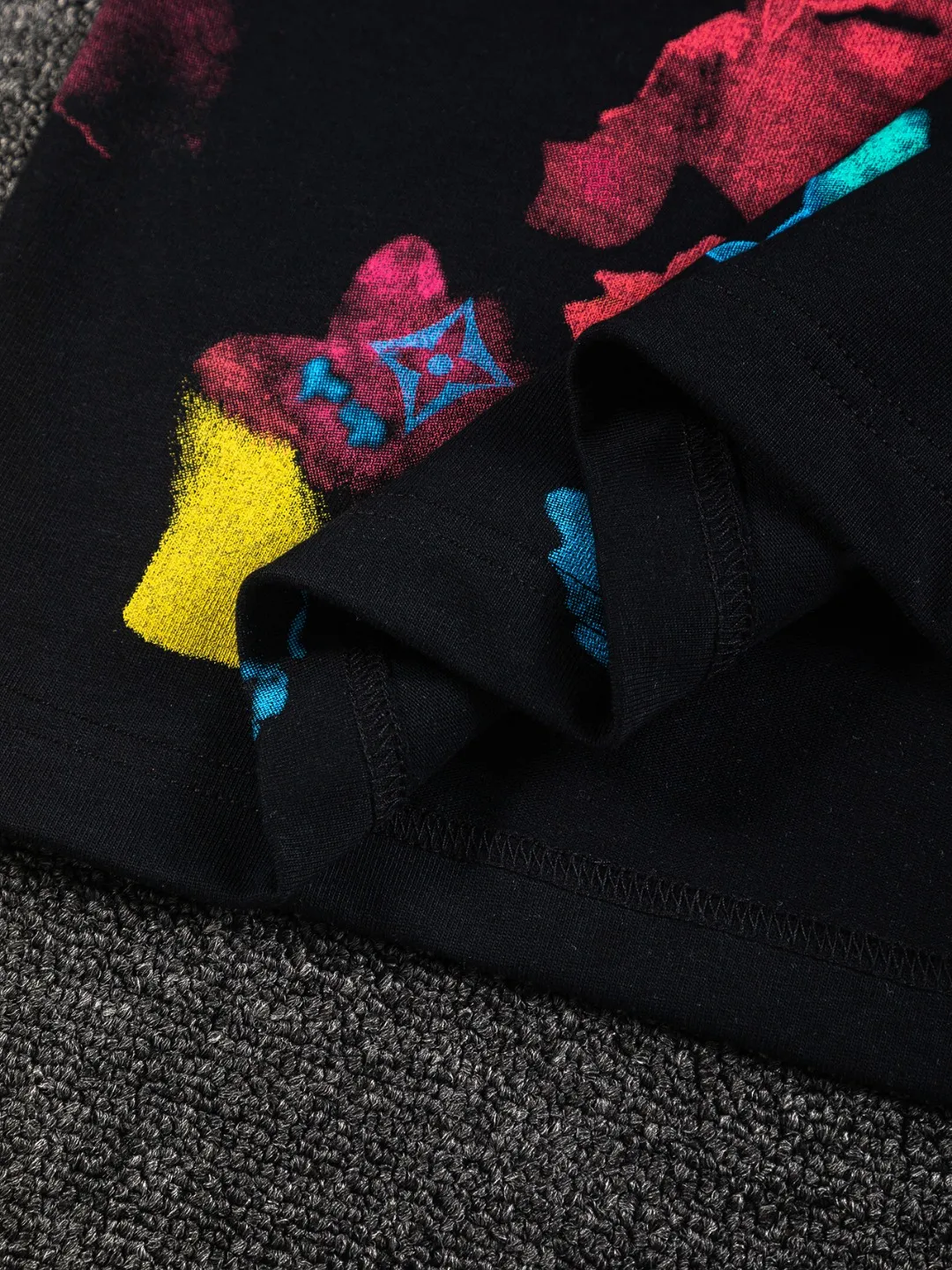 🅿️210 Louis Vuitton Louis Vuitton LV 1V Lujia slightly wide version S-XL LV 25ss new products are available at the counter simultaneously. Colorful letters all over the graffiti print. Round neck short-sleeved T-shirt, same style for men and women! Synchronized with the official website, pure cotton fabrics at the counter! It is close to the skin and comfortable, durable and easy to wear. It has a classic and simple logo design and meticulous original craftsmanship. Short-sleeves, a must-have item for men, do not appear to be the same for the general public, but must be unique and eye-catching. This LV short-sleeve is all about quality, comfort, the same shape and fashion as always, including fabrics and cutting techniques. All of them have been made with great effort! 320 grams of washed pure cotton fabric, pure cotton is breathable, very refreshing and comfortable for daily wear. The rib knitting on the neckline is smooth and tight, and the neckline will not be skewed if you toss it at will. The loose version, you will find that it looks really good on the upper body. The overall is minimalist and neat, super versatile for daily use! Pair it casually with a pair of pants for a youthful look. A T-shirt will make your outfit crazy. It is a fashionable item that can never go wrong! Color: Black White Size: S-XL Size chart: S: Shoulder width 50-Bust 54-Length 70 M: Shoulder width 52-Bust 56.5-Length 72 L: Shoulder width 54-Bust 59-Length 74 XL: Shoulder width 56-Bust 61.5-Length 76